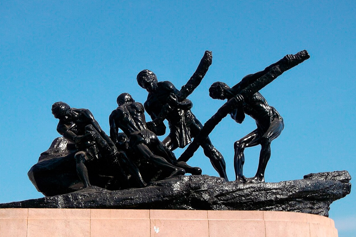 marina-beach-chennai-labour-statue